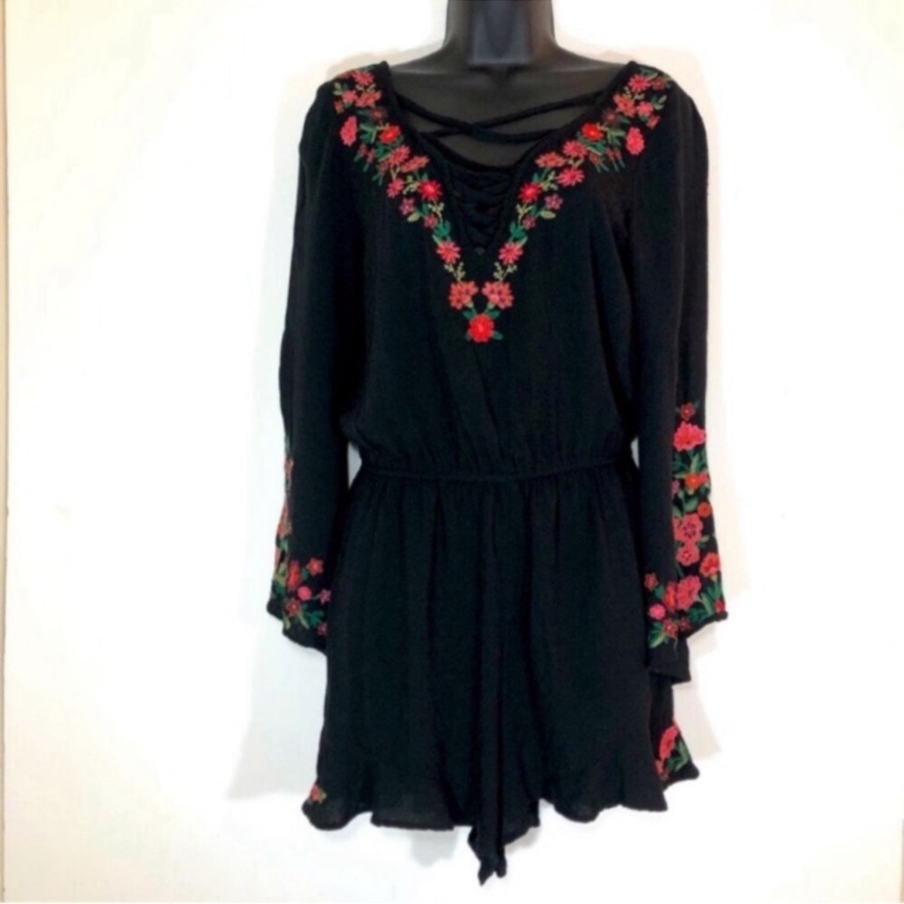 AMERICAN EAGLE AEO Black with embroidered Floral Long Sleeves Romper Size Medium